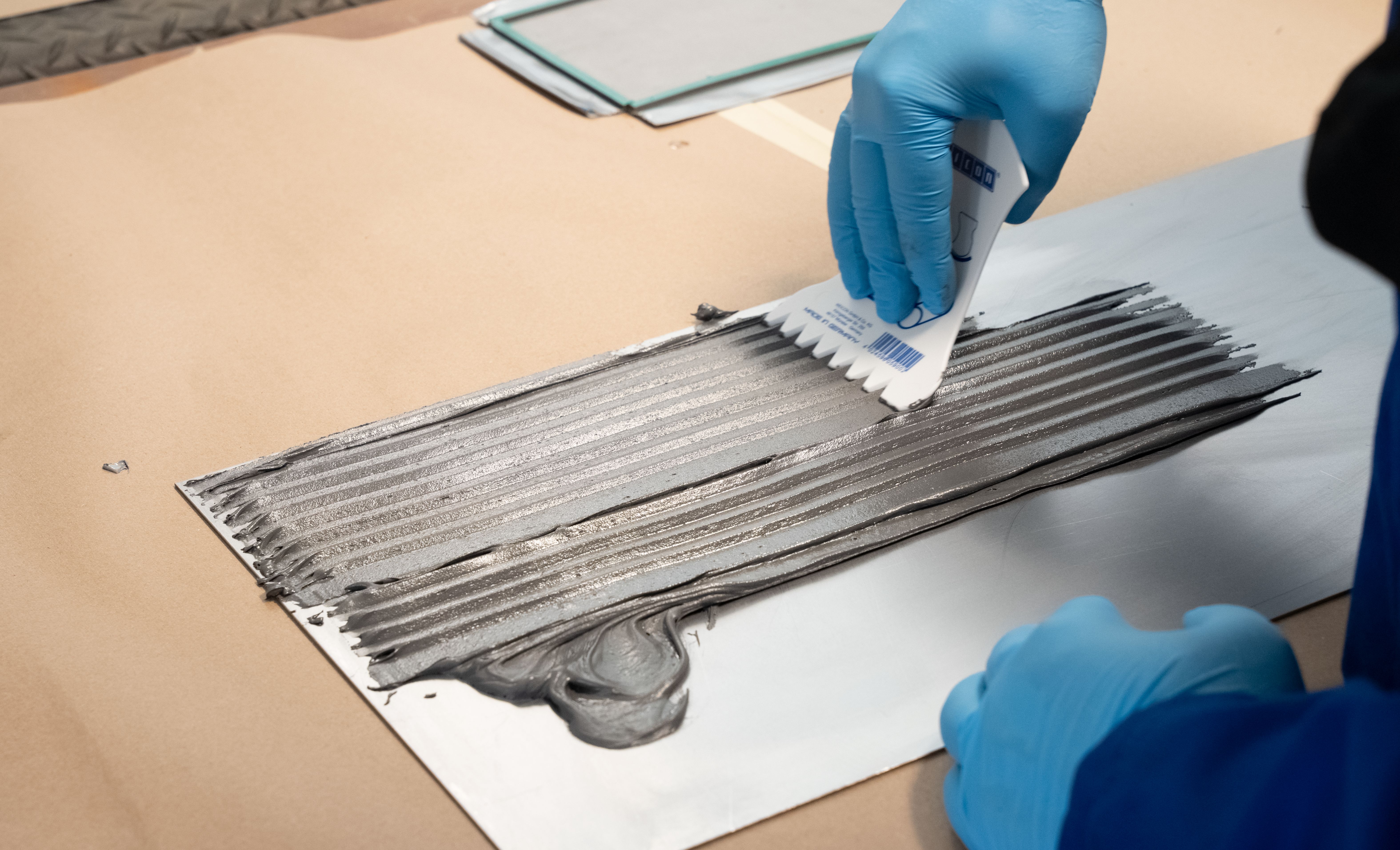 Beschichtungsmasse wird auf eine Metallunterlage aufgetragen