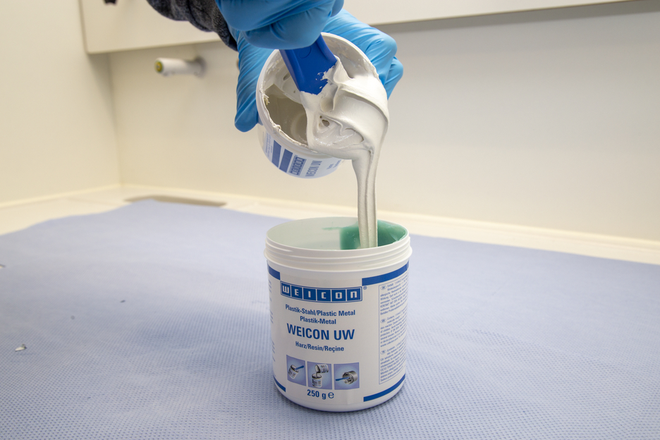 WEICON UW | mineralisch gefülltes Epoxidharz-System für Reparatur und Formgebung auf nassen Oberflächen