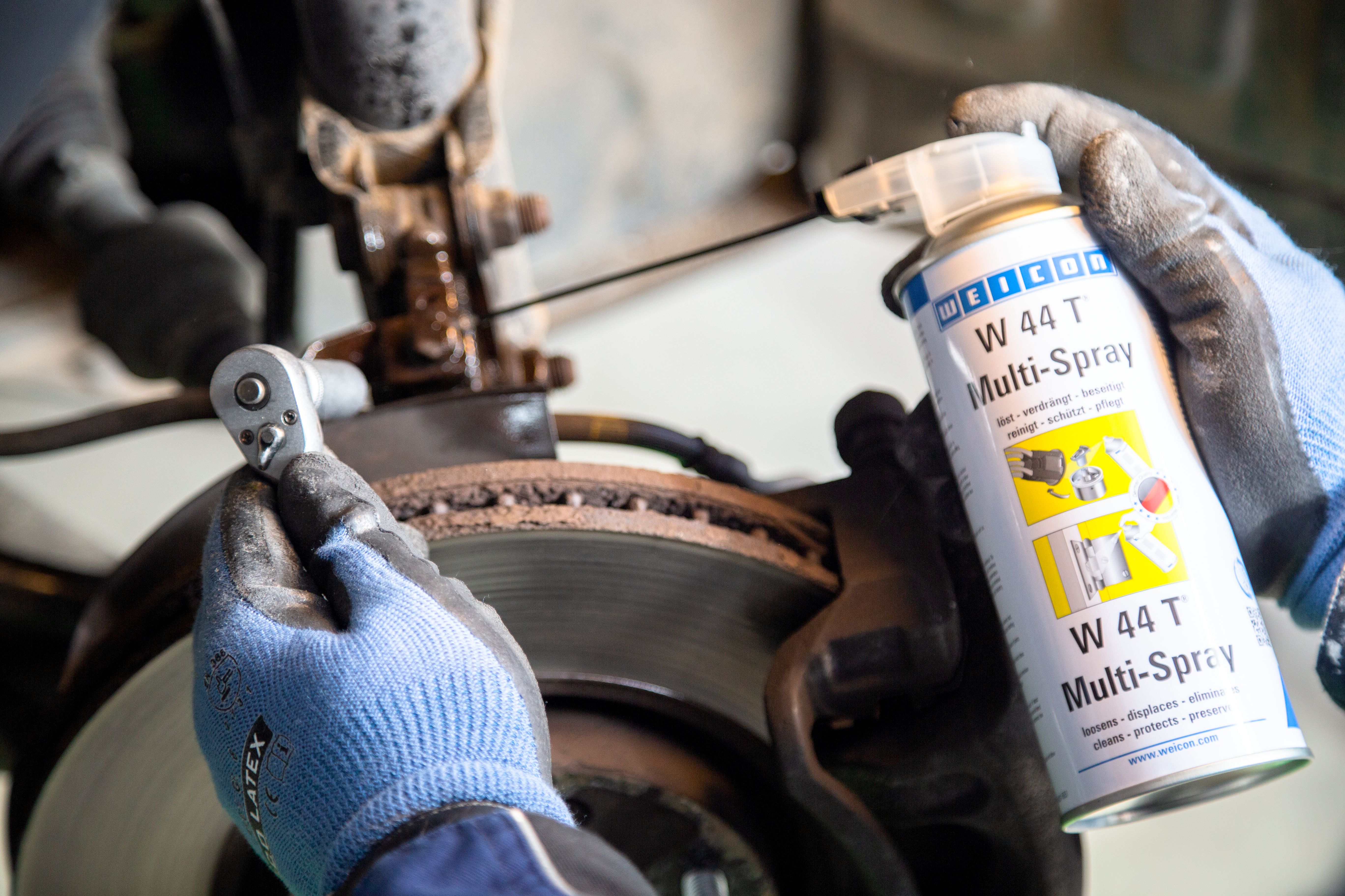 W44T wird an einem verschraubten Bauteil aufgesprüht