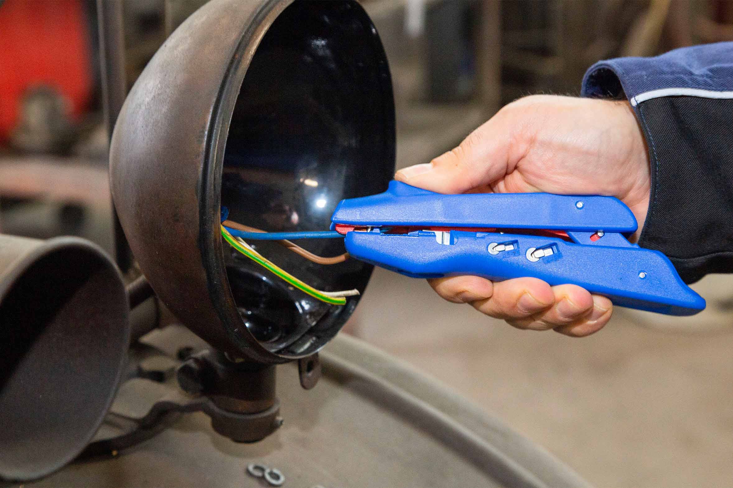 Kabel wird gecrimpt mit Weicon Tools Duo-Crimp No. 300