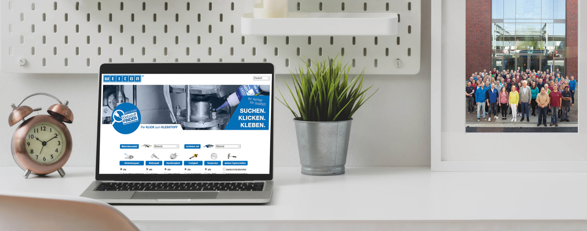 WEICON_Kleben-im-Alltag_Banner Laptop auf  dem der Weicon Klebstofffinden zu sehen ist, mit einer grünen Pflanze rechts vom Laptop und daneben einem Mitarbeitergruppenbild