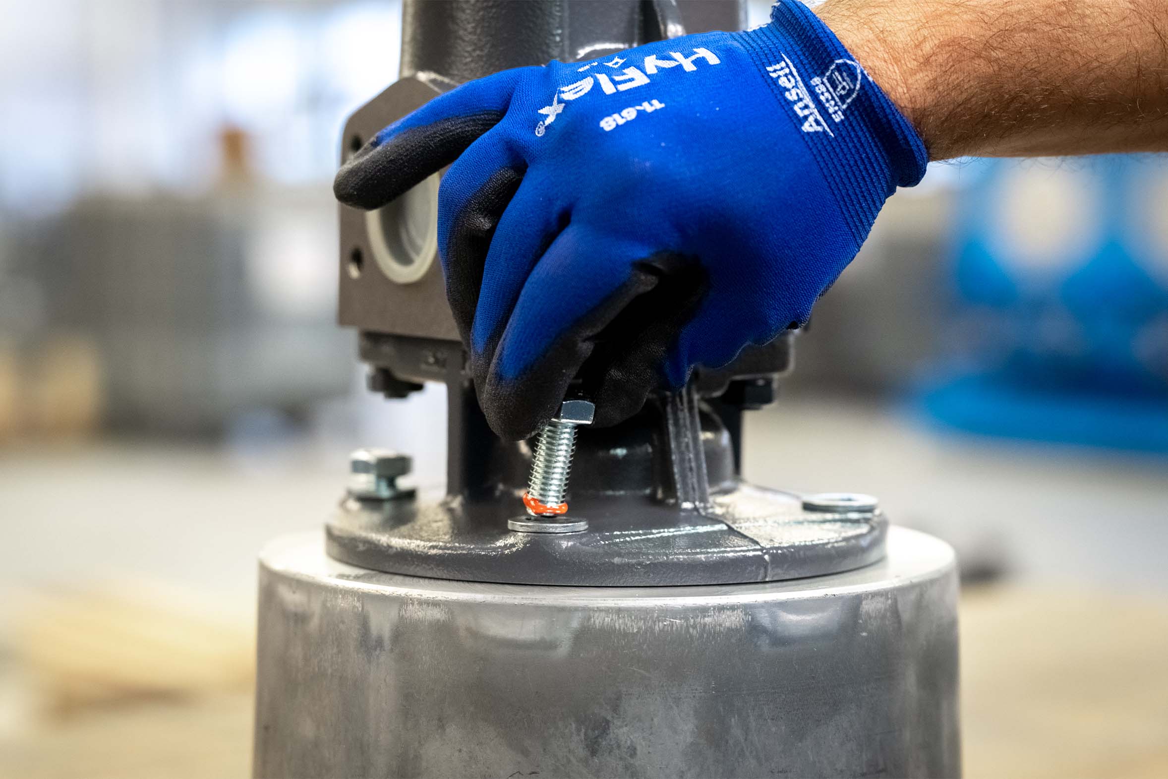 Schraube mit irangener Schraubensicherung wird in Gewinde gedreht